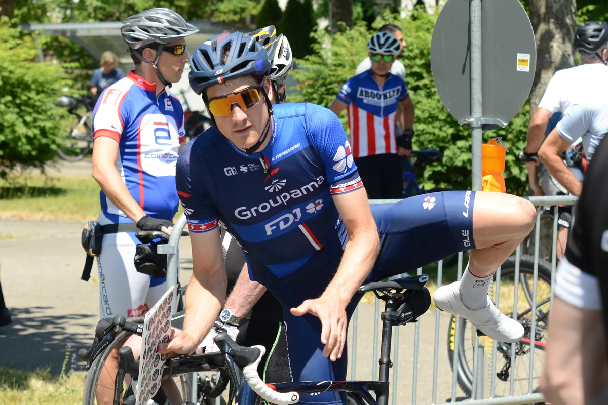 Anschliessend machte sich Stefan Küng für die Gedenkfahrt bereit. Ein Radfahrer in einem blauen Trikot schwingt sich auf sein Velo.